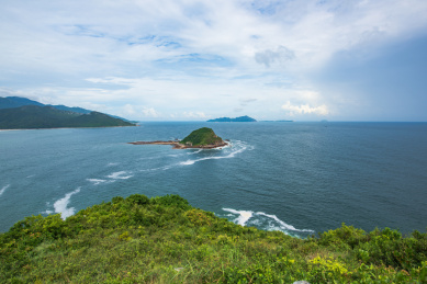 中国深圳大鹏西涌的碧海蓝天风光