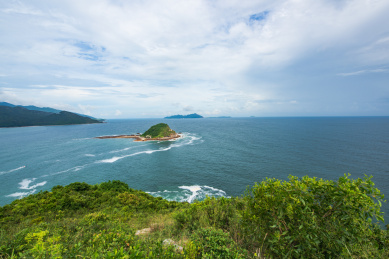 中国深圳大鹏西涌的碧海蓝天风光