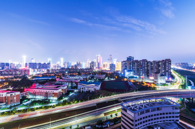 红谷滩城市夜景和快速公路立交桥，中国江西南昌