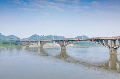 中国四川省乐山市岷江大桥风光