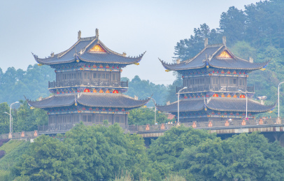 中国四川省乐山市岷江大桥桥头的阁楼
