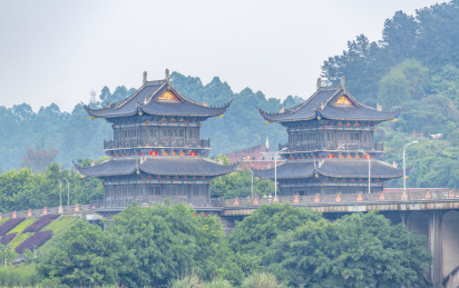 中国四川省乐山市岷江大桥桥头的阁楼