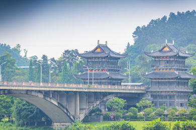 中国四川省乐山市岷江大桥桥头的阁楼