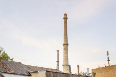 秋天夕阳下的798艺术区工厂管道