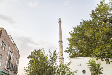 秋天夕阳下的798艺术区工厂管道