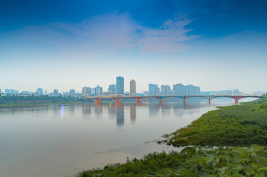 中国四川省乐山市的城市夜景