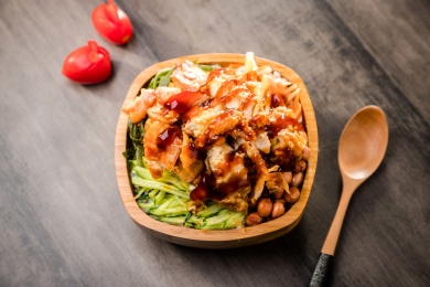 方形木碗盛着一碗脆皮烤肉拌饭