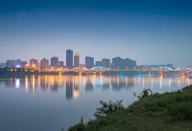 中国四川省乐山市岷江大桥和城市夜景