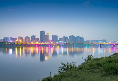 中国四川省乐山市岷江大桥和城市夜景