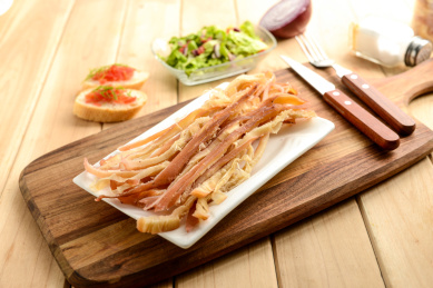 木头桌面上砧板上的鱿鱼丝