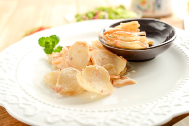 木头桌面上木砧板上的零食鱿鱼足片