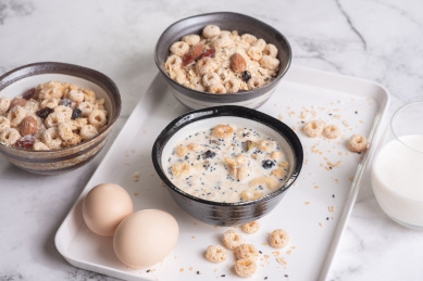 白色大理石桌面上的营养早餐