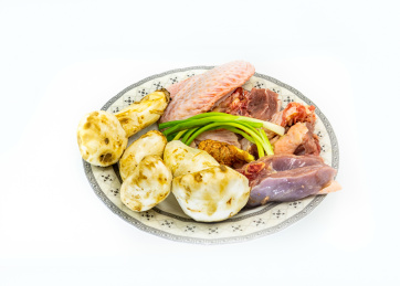 白背景餐盘里的松茸炖鸡食材原料