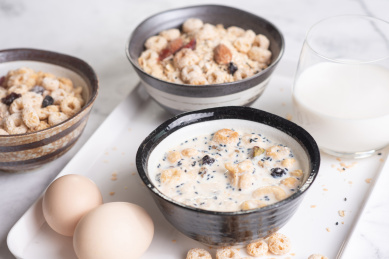 白色大理石桌面上的营养早餐