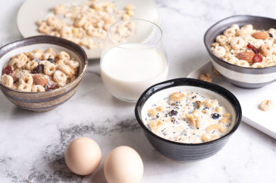 白色大理石桌面上的营养早餐