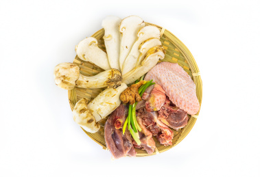 白背景竹编簸箕里的松茸炖鸡食材原料