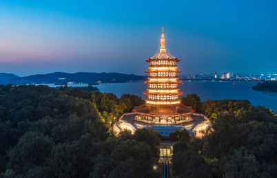 中国浙江省杭州市西湖风景区雷峰塔夜景