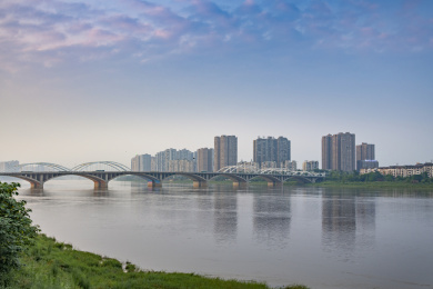 中国四川省乐山市岷江三桥的风光