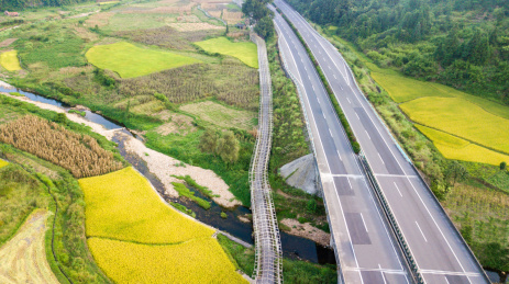 中国贵州乡村高速公路旁梯田航拍风景