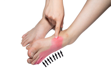 一个人脚部红肿痒痒正在挠痒痒疑似得了脚气香港脚灰指甲棚拍白色背景