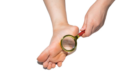 一个人脚部瘙痒难耐疑似得了灰指甲脚气香港脚正在挠痒痒解痒棚拍白色背景