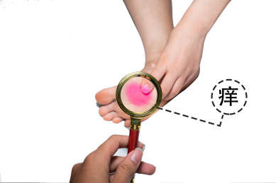 专家用放大镜诊断脚部臭味瘙痒细菌病菌感染疾病灰指甲脚气香港脚棚拍白色背景