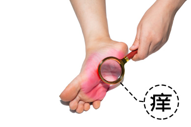 专家用放大镜诊断脚部臭味瘙痒细菌病菌感染疾病灰指甲脚气香港脚棚拍白色背景