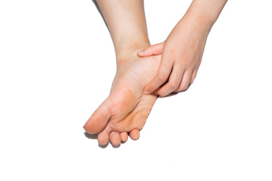 一个人脚部瘙痒难耐疑似得了灰指甲脚气香港脚正在挠痒痒解痒棚拍白色背景