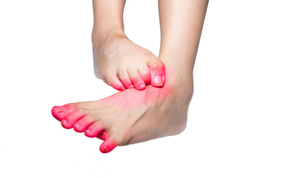 一个人脚部红肿痒痒正在挠痒痒疑似得了脚气香港脚灰指甲棚拍白色背景