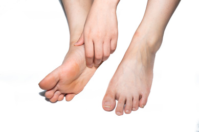 一个人脚部瘙痒难耐疑似得了灰指甲脚气香港脚正在挠痒痒解痒棚拍白色背景