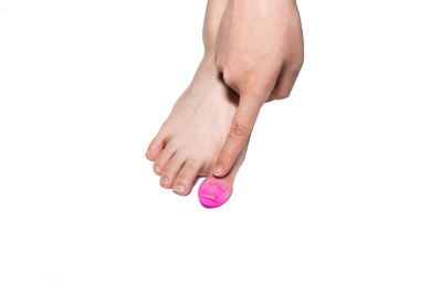 一个人脚部红肿痒痒正在挠痒痒疑似得了脚气香港脚灰指甲棚拍白色背景