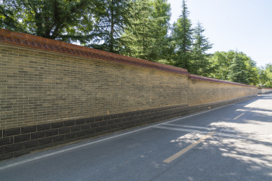 琉璃瓦青砖围墙和沥青公路