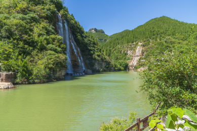 中国山东青州黄花溪风景区山水瀑布风光