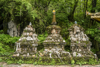 中国四川海螺沟洞嘎寺玛尼堆经文