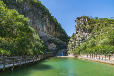 中国山东青州黄花溪风景区青山绿水风光