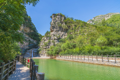 中国山东青州黄花溪风景区青山绿水风光