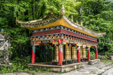 中国四川海螺沟洞嘎寺金色转经筒