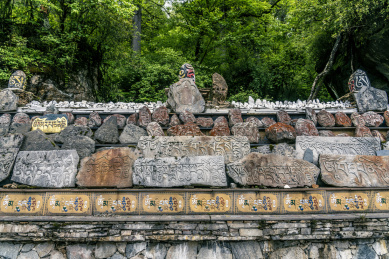 中国四川海螺沟洞嘎寺玛尼堆经文