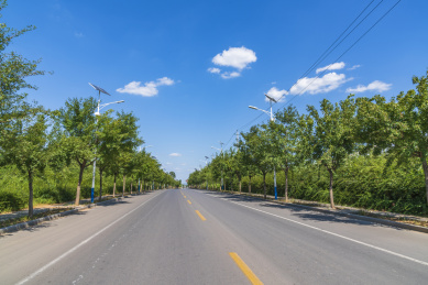 汽车在公路上行驶