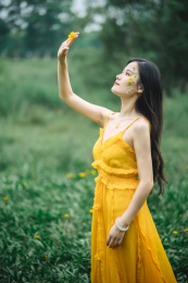 清新大自然田野中穿黄裙子的美女