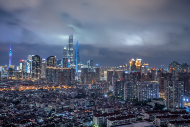 夜晚的上海万家灯火和远处的高楼大厦