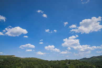 晴天蓝色天空中漂浮的白色云朵