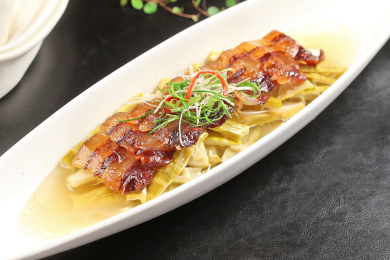 中国上海的一道热菜——封缸肉野山笋