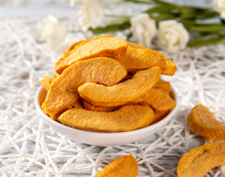 白色编织背景下白盘中的杏干