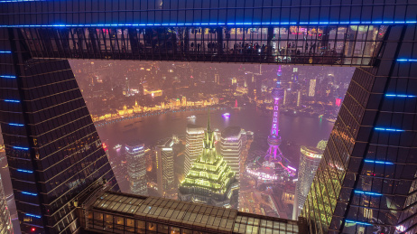 航拍上海陆家嘴金融区城市旅游地标建筑——环球金融中心观光厅的上海之窗