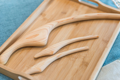 方形竹制托盘里的桧木按摩棒