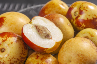 颜色鲜艳的新鲜冬枣摆放在桌面上