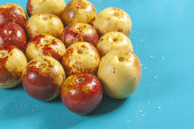 颜色鲜艳的新鲜冬枣摆放在桌面上