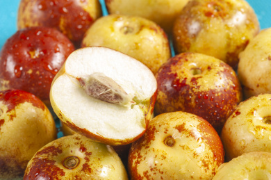 颜色鲜艳的新鲜冬枣摆放在桌面上