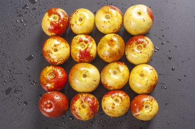 颜色鲜艳的新鲜冬枣摆放在桌面上